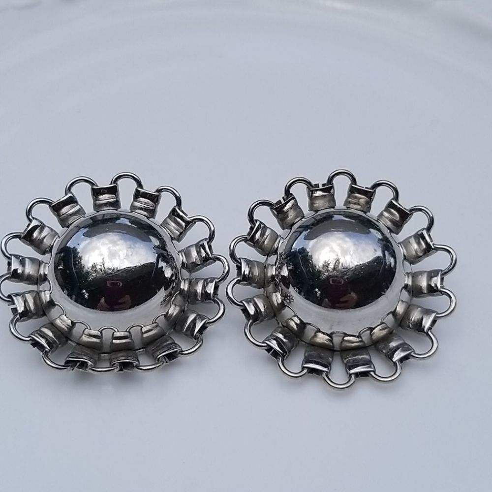 Vntg Clip on earrings